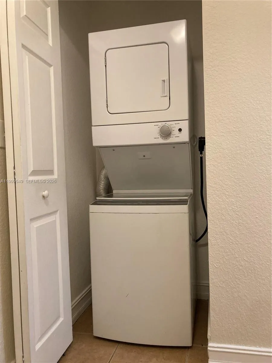 7985 Nw 8th St 105a, Miami, Florida 33126, Miami, Florida 33126, 2 Bedrooms Bedrooms, ,2 BathroomsBathrooms,Residential Lease,For Rent,7985 Nw 8th St 105a, Miami, Florida 33126,A11999549