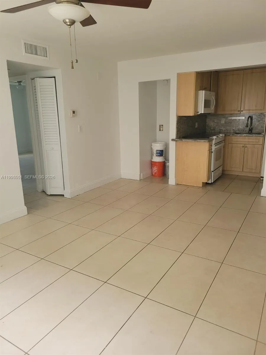 241 Se 9th Ave 104, Pompano Beach, Florida 33060, Pompano Beach, Florida 33060, 2 Bedrooms Bedrooms, ,2 BathroomsBathrooms,Residential,For Sale,241 Se 9th Ave 104, Pompano Beach, Florida 33060,A11998551