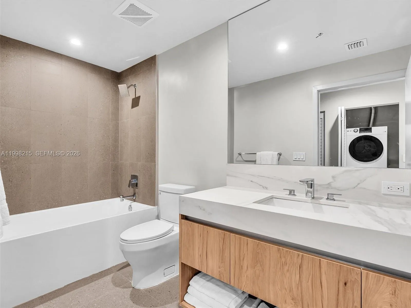 11 Ne 6th Street 2214, Miami, Florida 33132, Miami, Florida 33132, 2 Bedrooms Bedrooms, ,2 BathroomsBathrooms,Residential,For Sale,11 Ne 6th Street 2214, Miami, Florida 33132,A11998215
