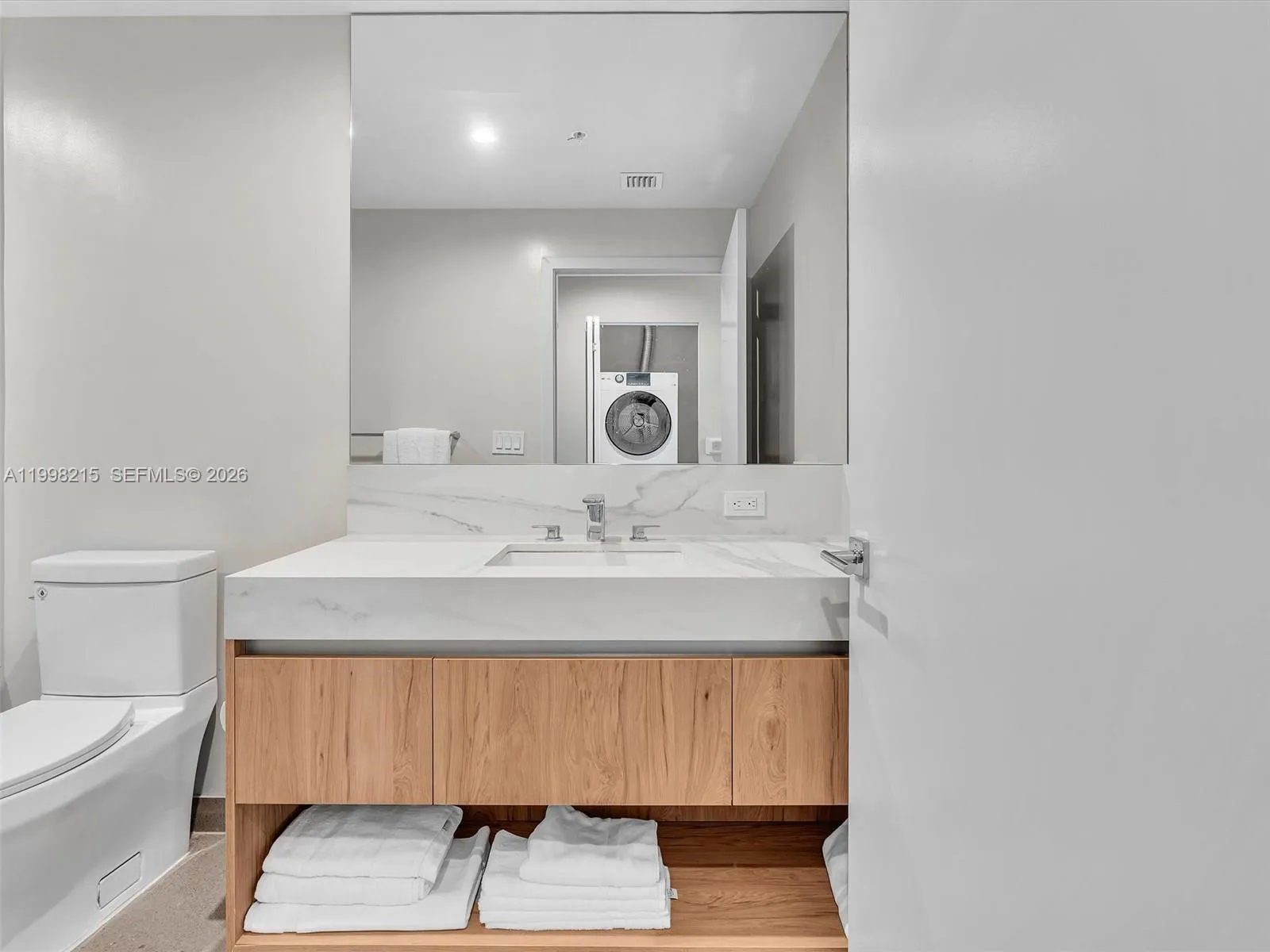 11 Ne 6th Street 2214, Miami, Florida 33132, Miami, Florida 33132, 2 Bedrooms Bedrooms, ,2 BathroomsBathrooms,Residential,For Sale,11 Ne 6th Street 2214, Miami, Florida 33132,A11998215