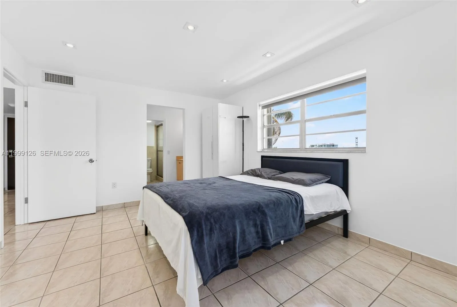 8250 Byron Ave 404, Miami Beach, Florida 33141, Miami Beach, Florida 33141, 2 Bedrooms Bedrooms, ,1 BathroomBathrooms,Residential Lease,For Rent,8250 Byron Ave 404, Miami Beach, Florida 33141,A11999126