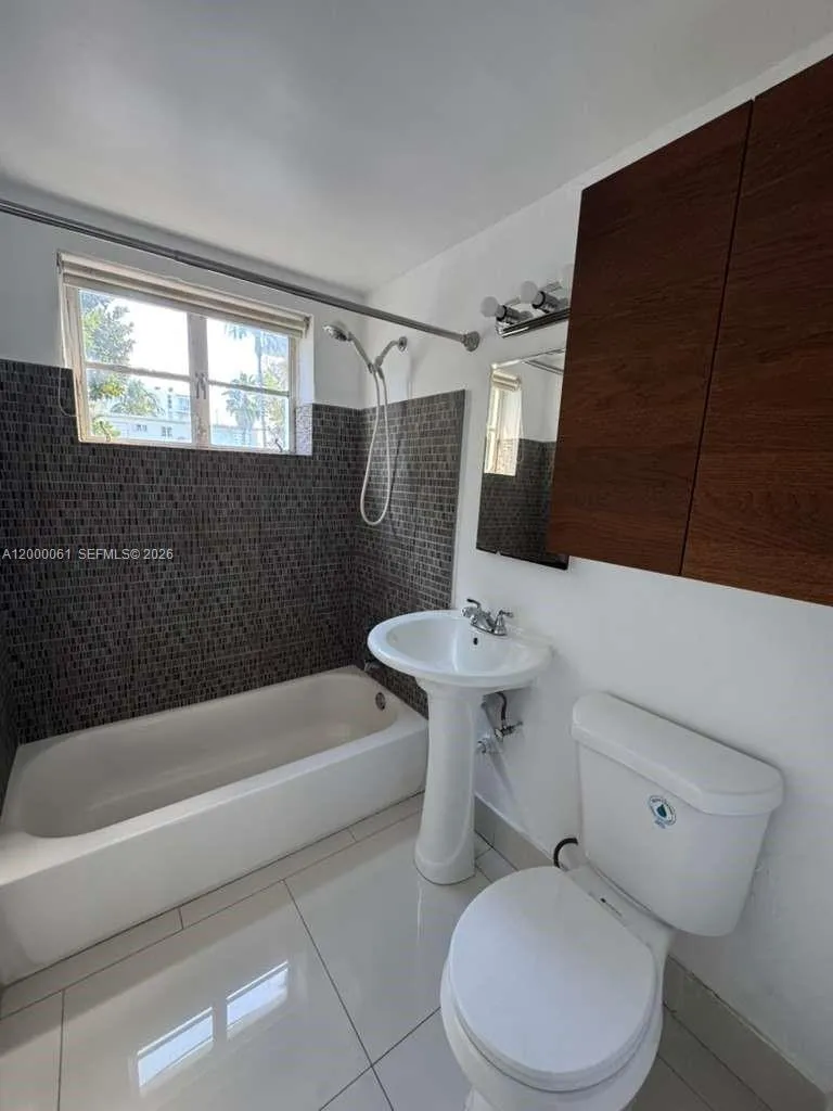 Miami Beach, Florida 33141, 1 Bedroom Bedrooms, ,1 BathroomBathrooms,Residential Lease,For Rent,A12000061