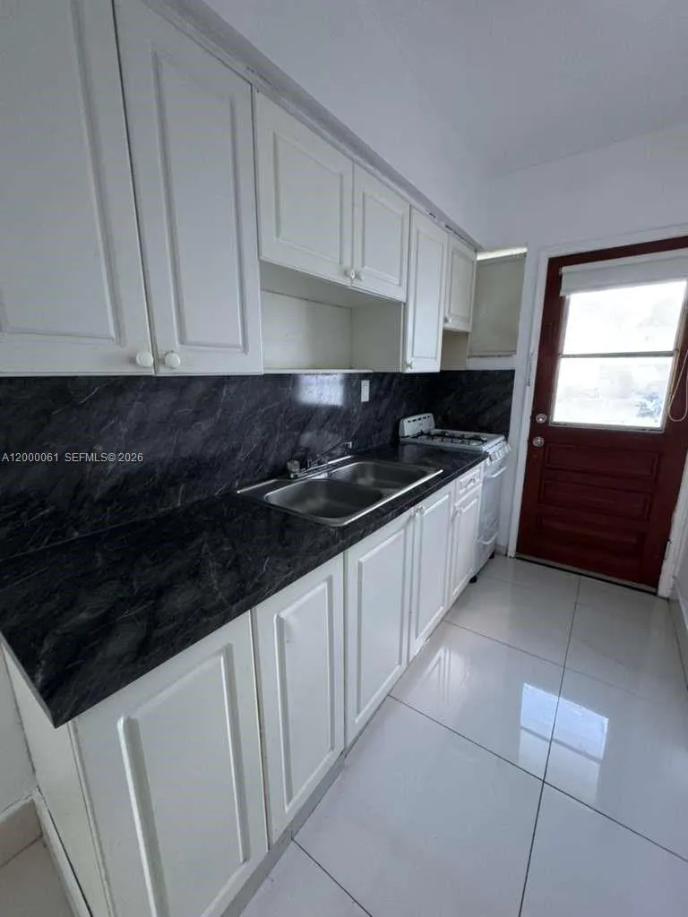 Miami Beach, Florida 33141, 1 Bedroom Bedrooms, ,1 BathroomBathrooms,Residential Lease,For Rent,A12000061