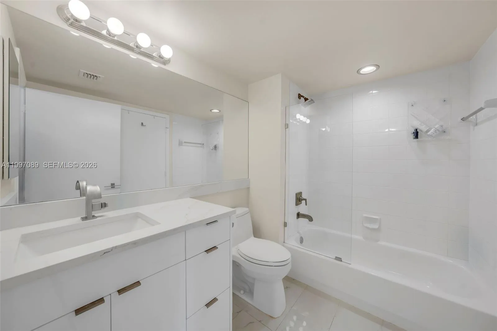 650 West Ave 1912, Miami Beach, Florida 33139, Miami Beach, Florida 33139, 2 Bedrooms Bedrooms, ,2 BathroomsBathrooms,Residential Lease,For Rent,650 West Ave 1912, Miami Beach, Florida 33139,A11997089