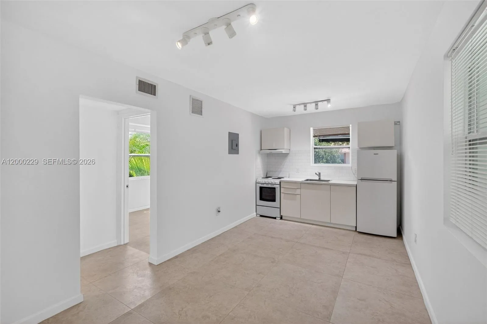 3676 Oak Ave 7, Miami, Florida 33133, Miami, Florida 33133, 1 Bedroom Bedrooms, ,1 BathroomBathrooms,Residential Lease,For Rent,3676 Oak Ave 7, Miami, Florida 33133,A12000229