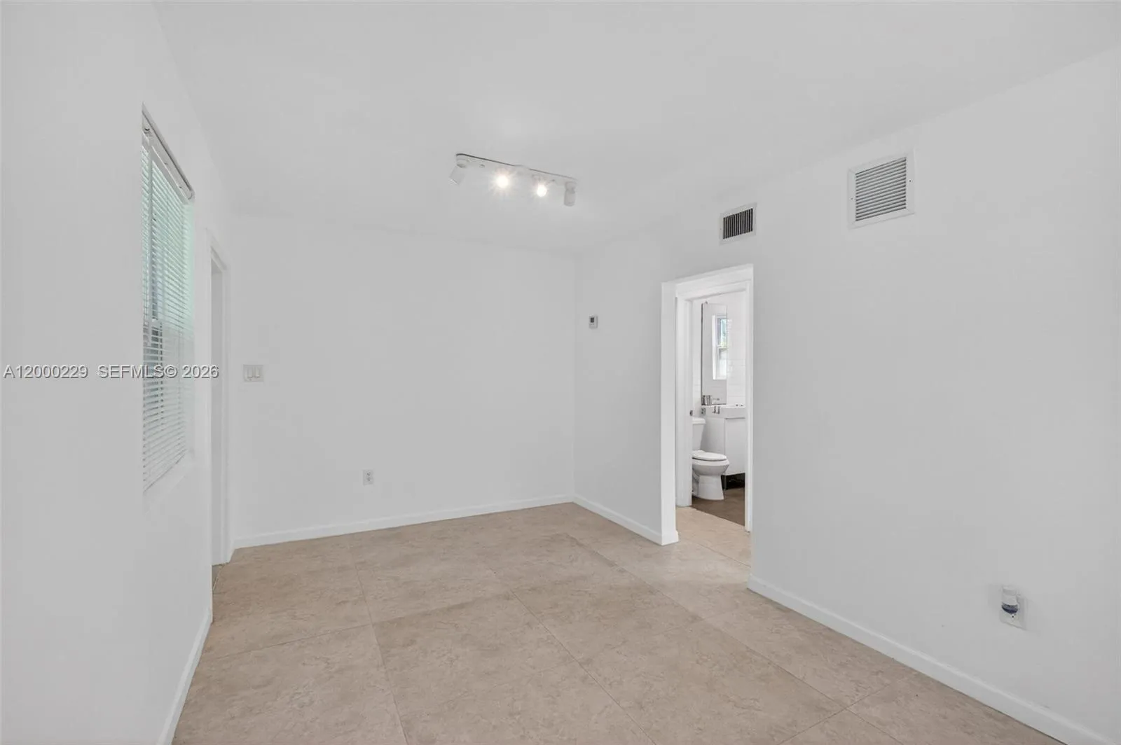 3676 Oak Ave 7, Miami, Florida 33133, Miami, Florida 33133, 1 Bedroom Bedrooms, ,1 BathroomBathrooms,Residential Lease,For Rent,3676 Oak Ave 7, Miami, Florida 33133,A12000229