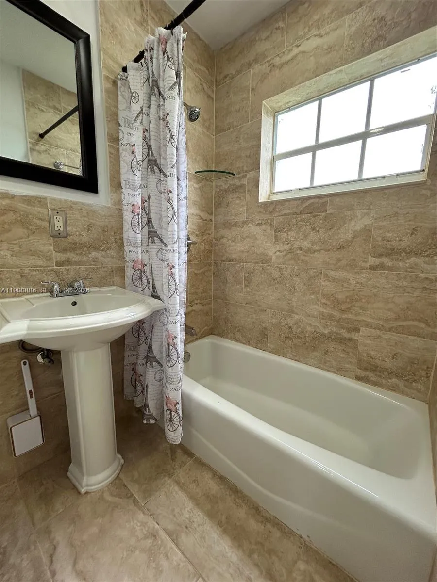 1081 Nw 185th Dr A, Miami Gardens, Florida 33169, Miami Gardens, Florida 33169, 1 Bedroom Bedrooms, ,1 BathroomBathrooms,Residential Lease,For Rent,1081 Nw 185th Dr A, Miami Gardens, Florida 33169,A11999886