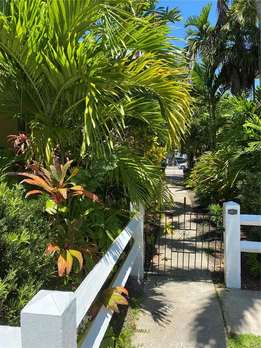 40 Almeria Ave 16, Coral Gables, Florida 33134, Coral Gables, Florida 33134, 1 Bedroom Bedrooms, ,1 BathroomBathrooms,Residential Lease,For Rent,40 Almeria Ave 16, Coral Gables, Florida 33134,A11996488