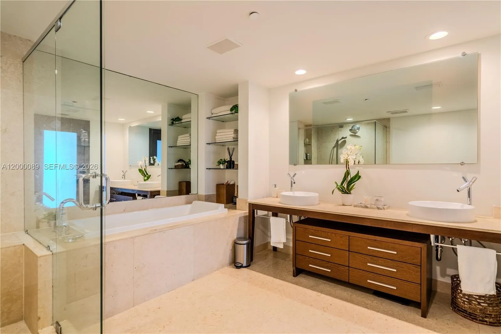 Master Suite bath with soaking tub
