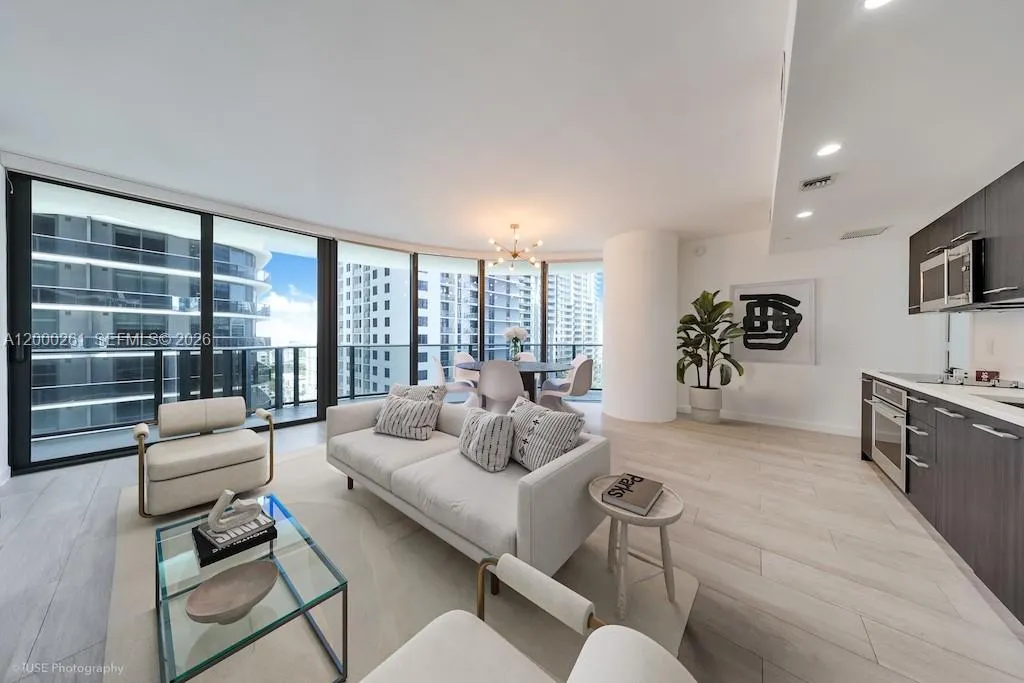 45 Sw 9th St 1808, Miami, Florida 33130, Miami, Florida 33130, 2 Bedrooms Bedrooms, ,2 BathroomsBathrooms,Residential,For Sale,45 Sw 9th St 1808, Miami, Florida 33130,A12000261
