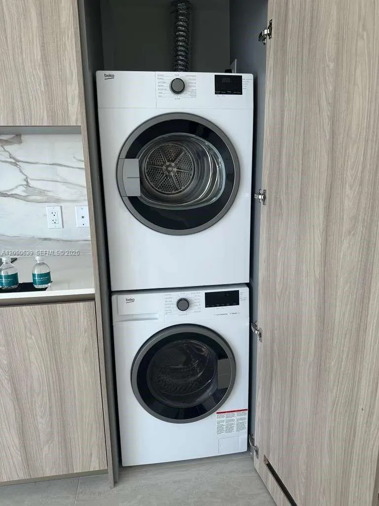 77 Se 5th Street 1812, Miami, Florida 33131, Miami, Florida 33131, ,1 BathroomBathrooms,Residential Lease,For Rent,77 Se 5th Street 1812, Miami, Florida 33131,A12000639
