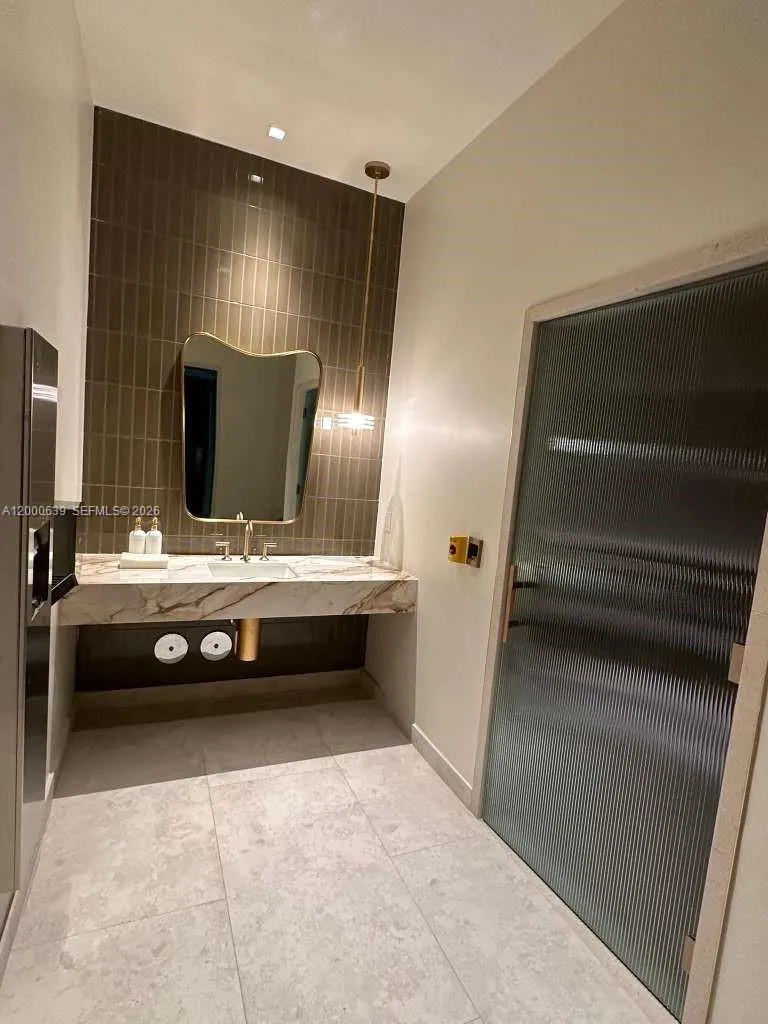 77 Se 5th Street 1812, Miami, Florida 33131, Miami, Florida 33131, ,1 BathroomBathrooms,Residential Lease,For Rent,77 Se 5th Street 1812, Miami, Florida 33131,A12000639