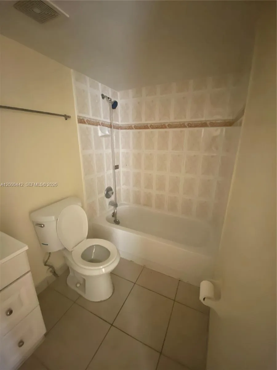 606 W 81st St 307, Hialeah, Florida 33014, Hialeah, Florida 33014, 1 Bedroom Bedrooms, ,1 BathroomBathrooms,Residential Lease,For Rent,606 W 81st St 307, Hialeah, Florida 33014,A12000442
