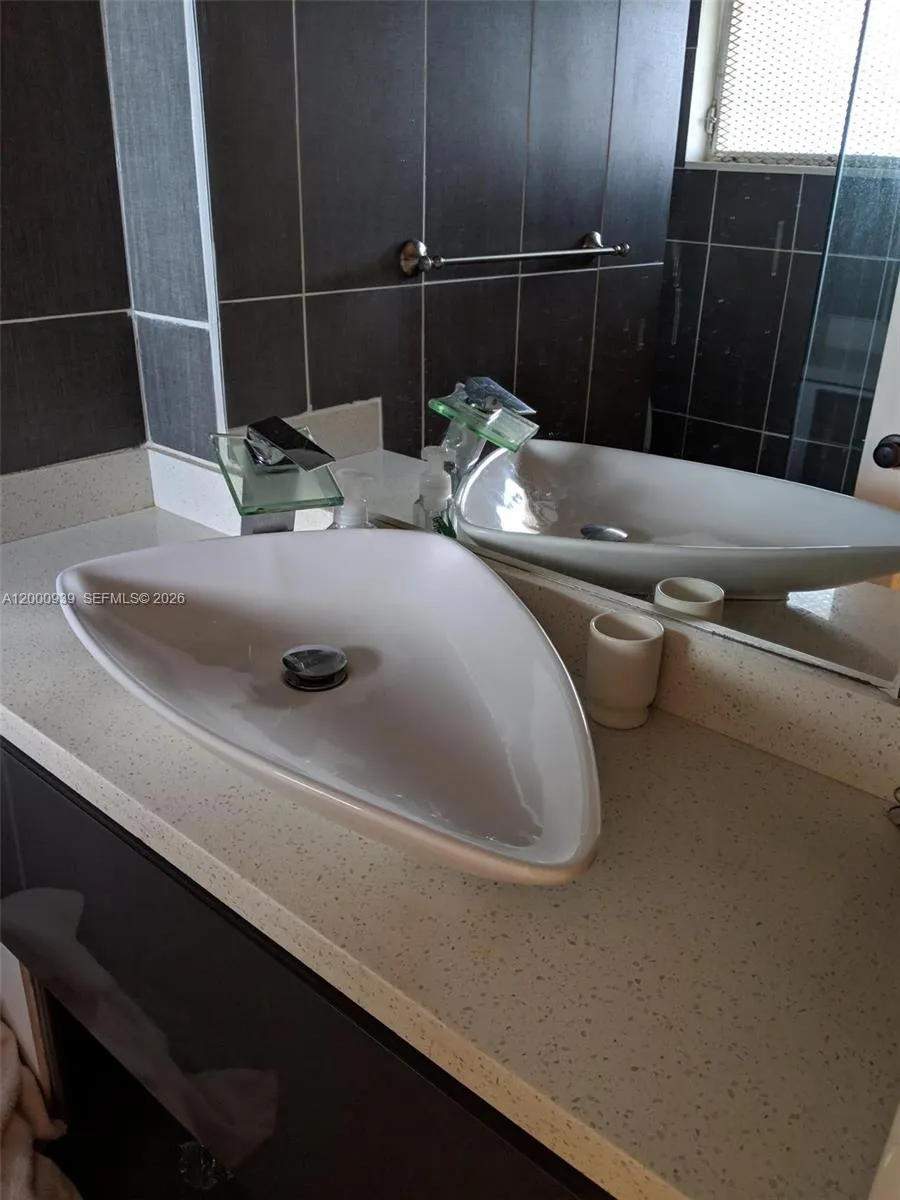 1660 Ne 191st St 104-1, Miami, Florida 33179, Miami, Florida 33179, 2 Bedrooms Bedrooms, ,2 BathroomsBathrooms,Residential Lease,For Rent,1660 Ne 191st St 104-1, Miami, Florida 33179,A12000939