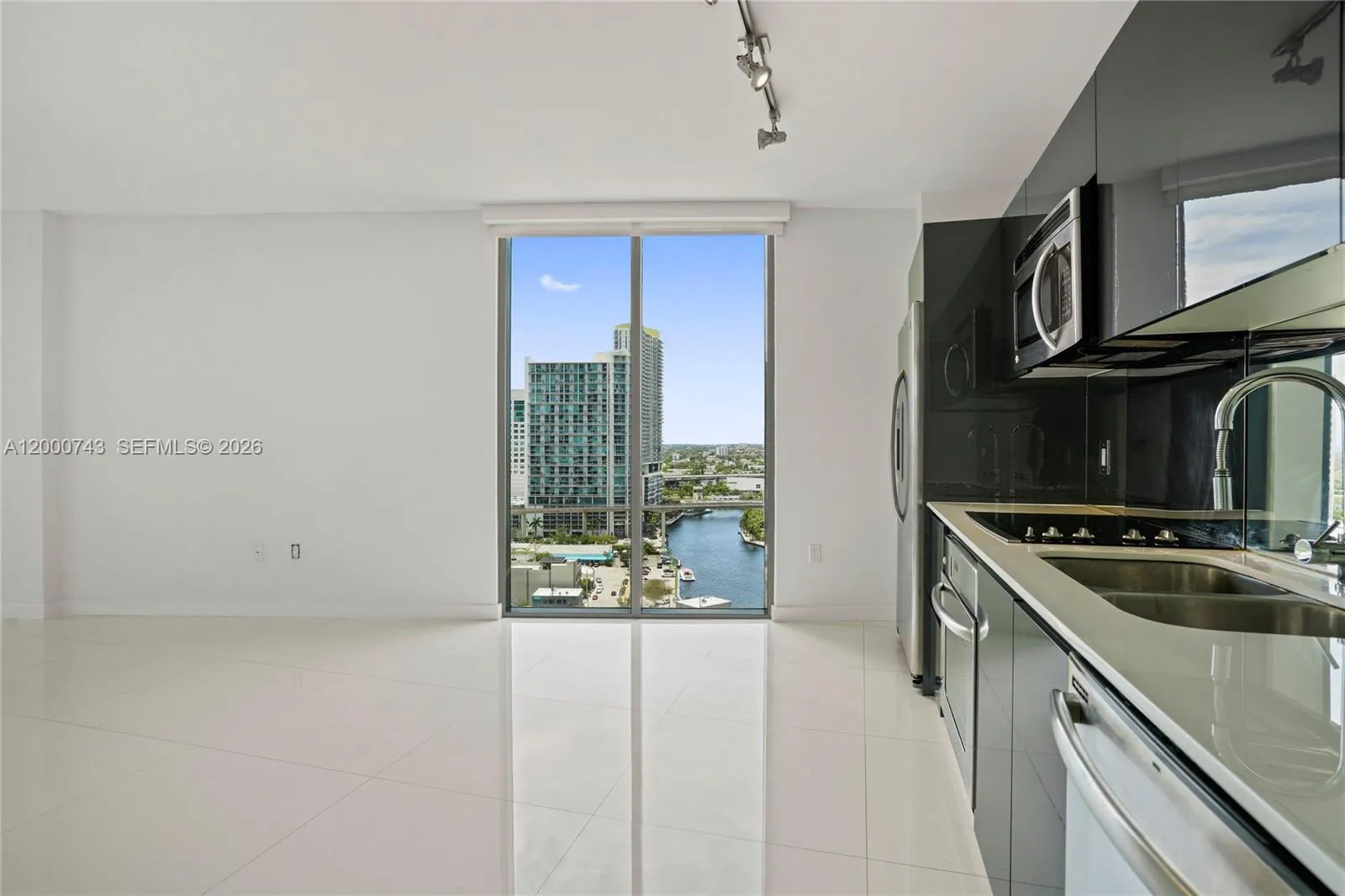 31 Se 6 St 2201, Miami, Florida 33131, Miami, Florida 33131, 2 Bedrooms Bedrooms, ,2 BathroomsBathrooms,Residential Lease,For Rent,31 Se 6 St 2201, Miami, Florida 33131,A12000743