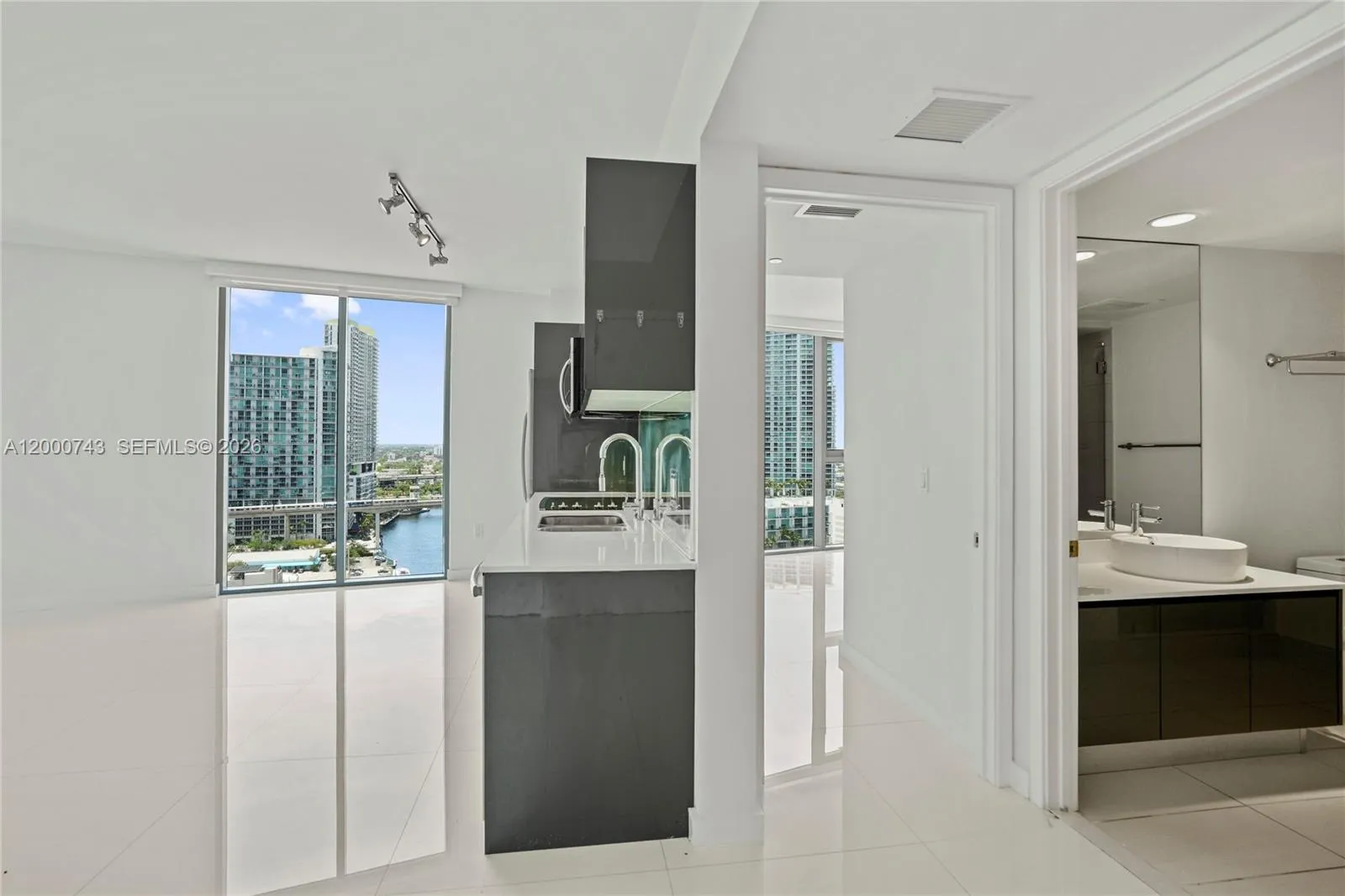 31 Se 6 St 2201, Miami, Florida 33131, Miami, Florida 33131, 2 Bedrooms Bedrooms, ,2 BathroomsBathrooms,Residential Lease,For Rent,31 Se 6 St 2201, Miami, Florida 33131,A12000743