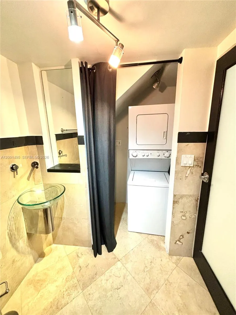 2666 Tigertail Ave 114, Miami, Florida 33133, Miami, Florida 33133, 1 Bedroom Bedrooms, ,2 BathroomsBathrooms,Residential Lease,For Rent,2666 Tigertail Ave 114, Miami, Florida 33133,A12001495