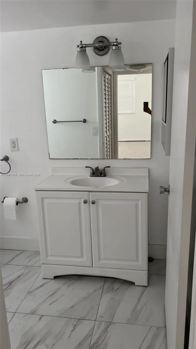 8215 Lake Dr 108, Doral, Florida 33166, Doral, Florida 33166, 1 Bedroom Bedrooms, ,1 BathroomBathrooms,Residential Lease,For Rent,8215 Lake Dr 108, Doral, Florida 33166,A11997498