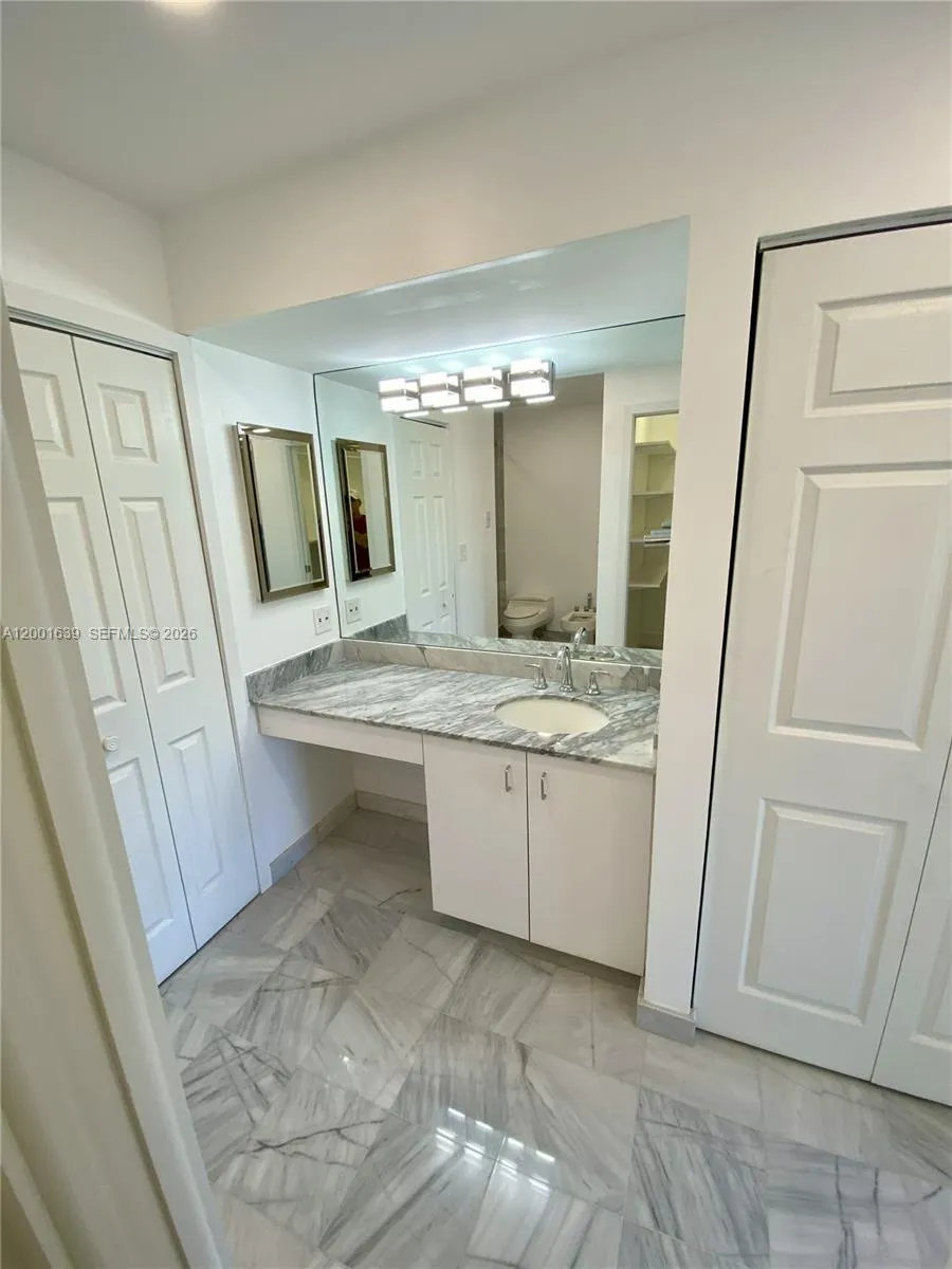 Main bathroom w/3 closets