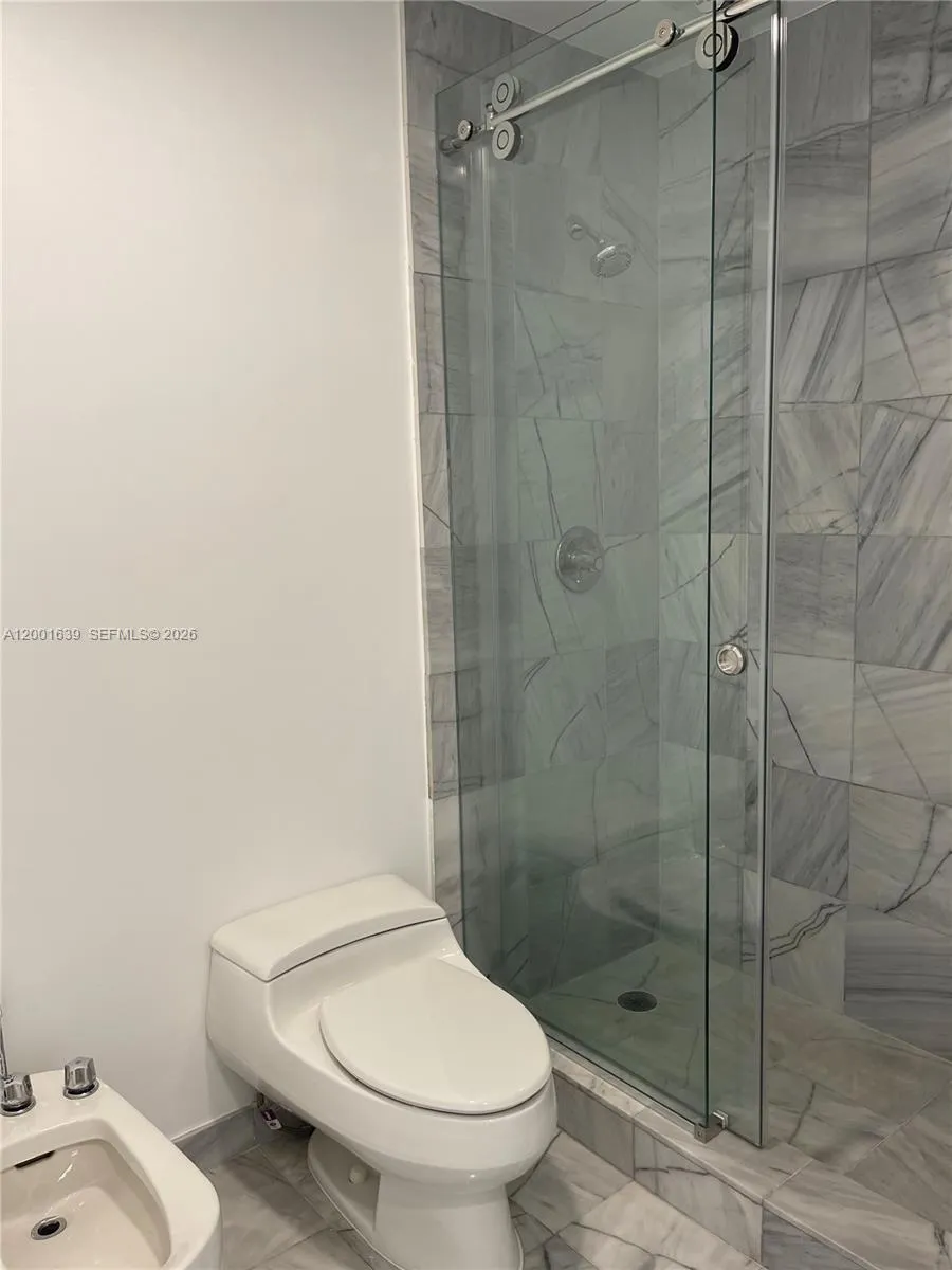 Main bath with bidet