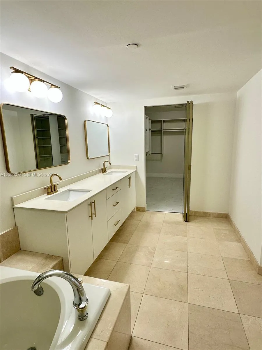 8925 Collins Ave 2j, Surfside, Florida 33154, Surfside, Florida 33154, 2 Bedrooms Bedrooms, ,2 BathroomsBathrooms,Residential Lease,For Rent,8925 Collins Ave 2j, Surfside, Florida 33154,A12000074