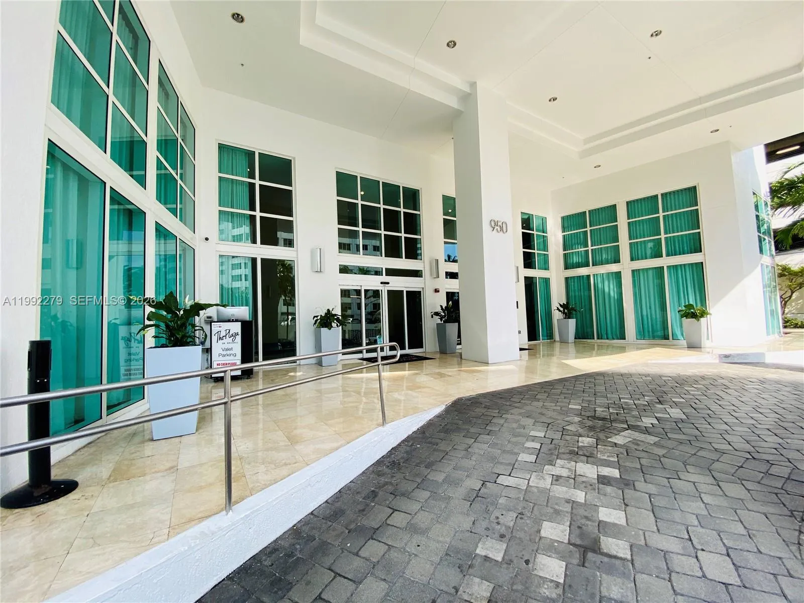 950 Brickell Bay Dr 2706, Miami, Florida 33131, Miami, Florida 33131, 2 Bedrooms Bedrooms, ,2 BathroomsBathrooms,Residential,For Sale,950 Brickell Bay Dr 2706, Miami, Florida 33131,A11992279