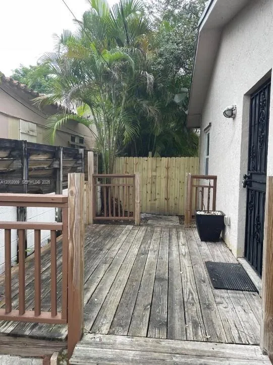 1720 Pierce St 1, Hollywood, Florida 33020, Hollywood, Florida 33020, 1 Bedroom Bedrooms, ,1 BathroomBathrooms,Residential Lease,For Rent,1720 Pierce St 1, Hollywood, Florida 33020,A12002009