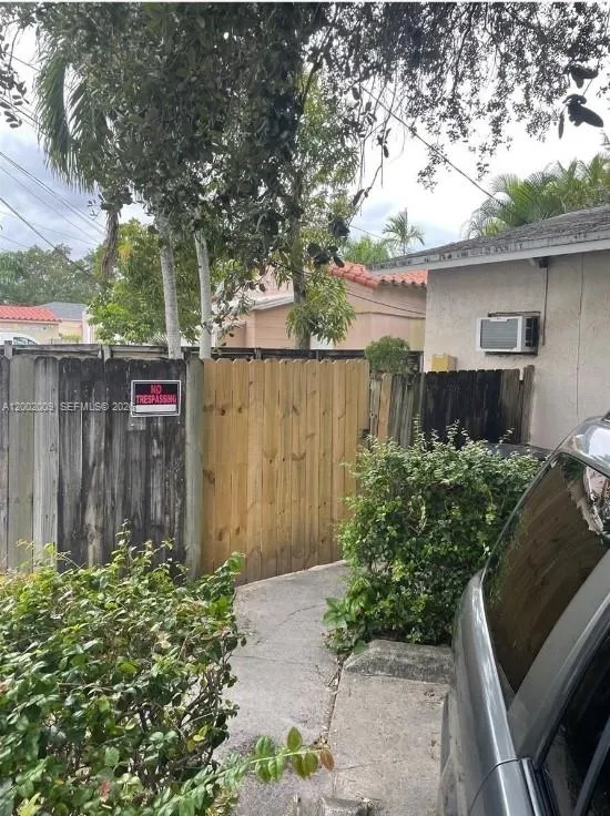 1720 Pierce St 1, Hollywood, Florida 33020, Hollywood, Florida 33020, 1 Bedroom Bedrooms, ,1 BathroomBathrooms,Residential Lease,For Rent,1720 Pierce St 1, Hollywood, Florida 33020,A12002009