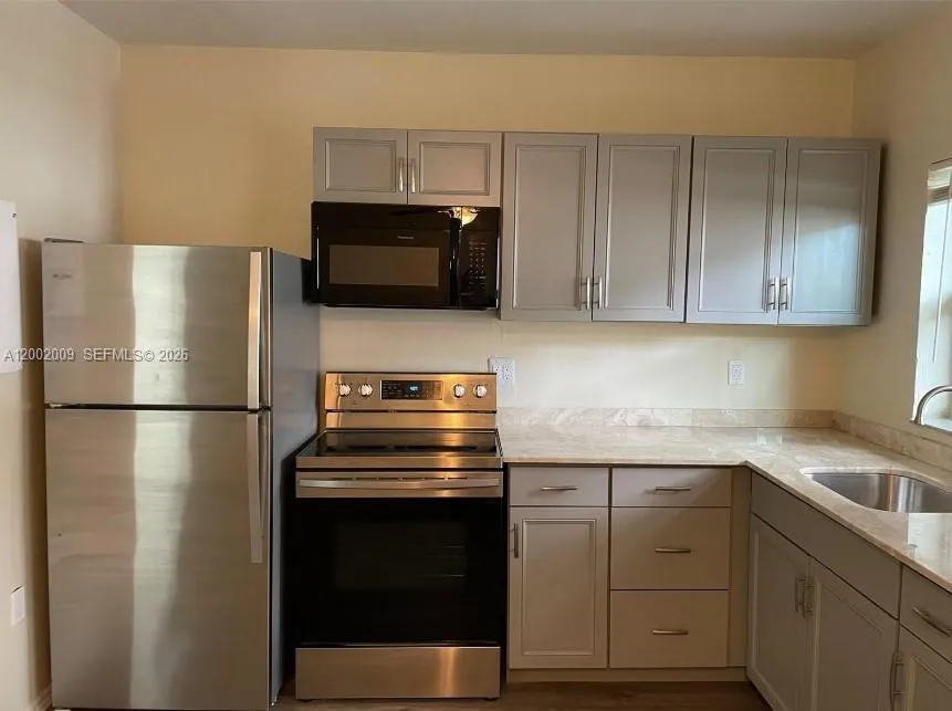 1720 Pierce St 1, Hollywood, Florida 33020, Hollywood, Florida 33020, 1 Bedroom Bedrooms, ,1 BathroomBathrooms,Residential Lease,For Rent,1720 Pierce St 1, Hollywood, Florida 33020,A12002009