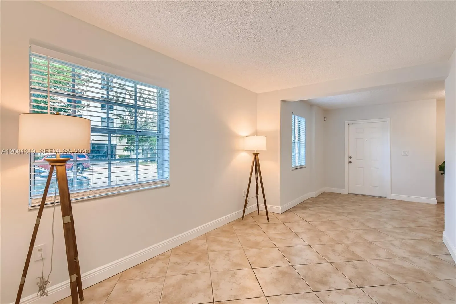 Entrance/ Livingroom