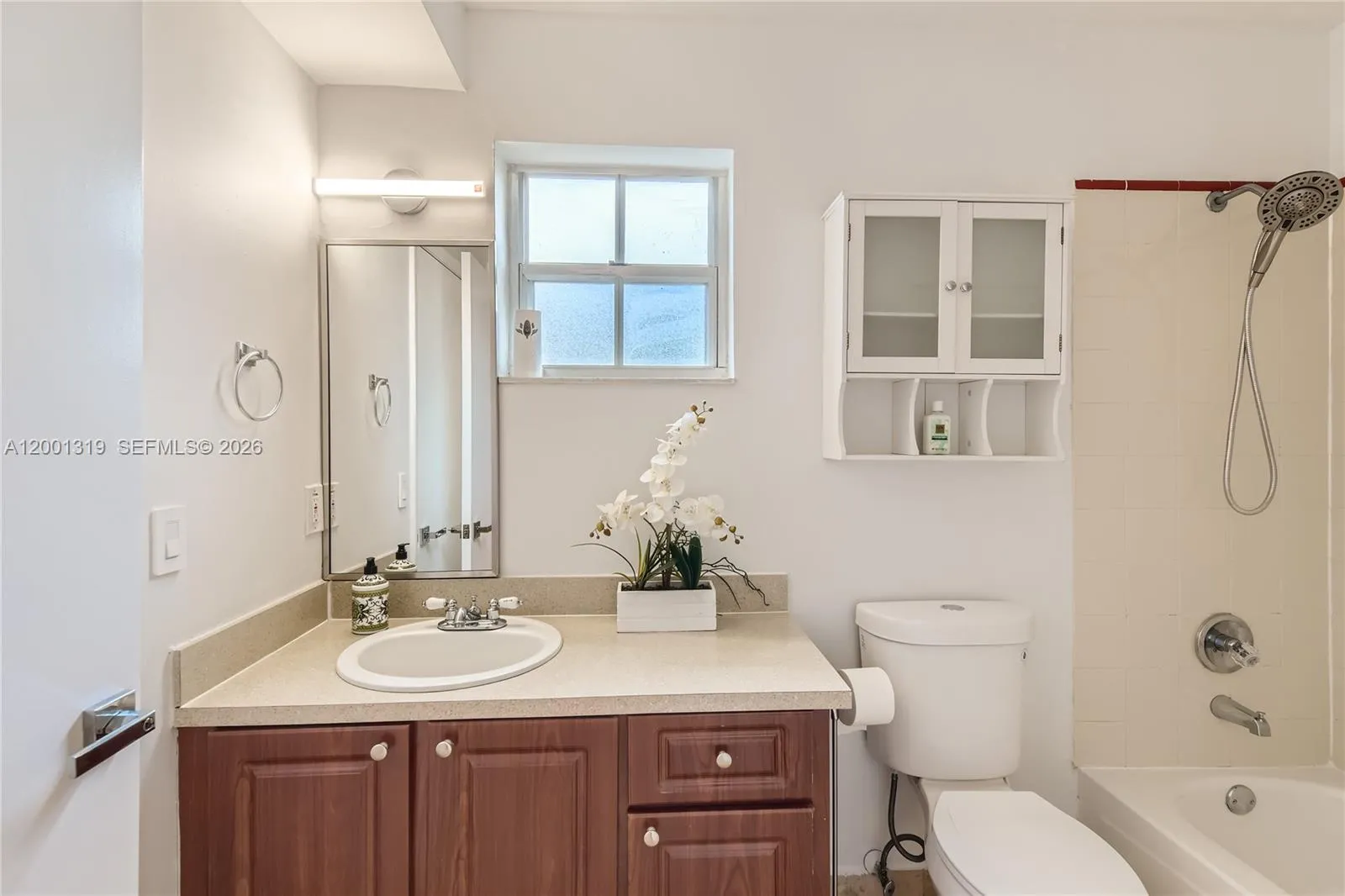 Guest bathroom (2nd bedroom\'s bathroom).