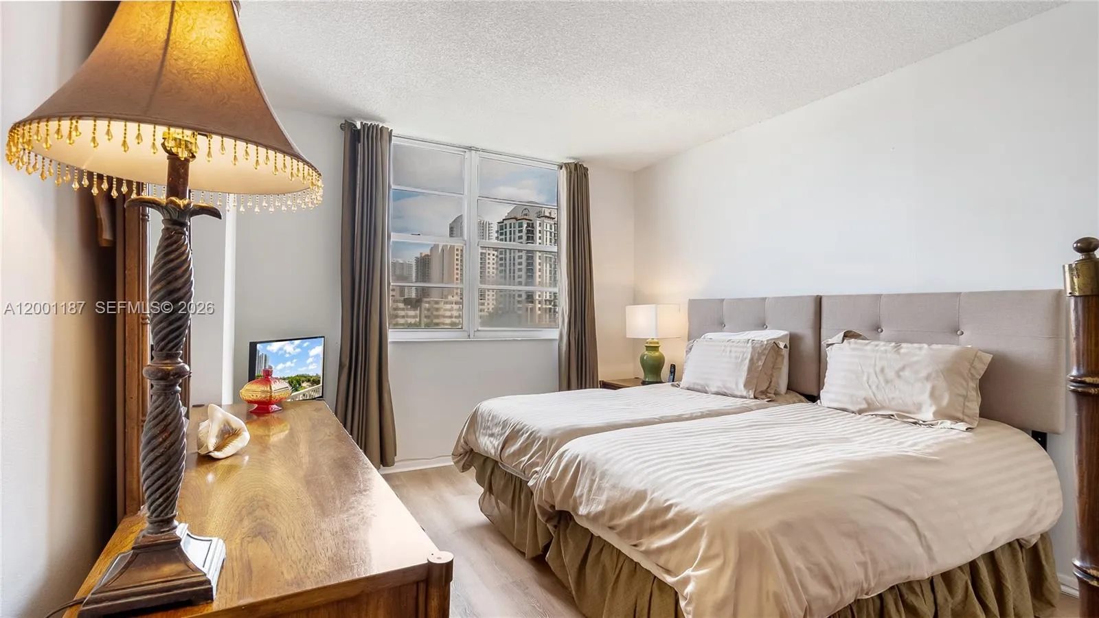 2nd Queen Size Bedroom