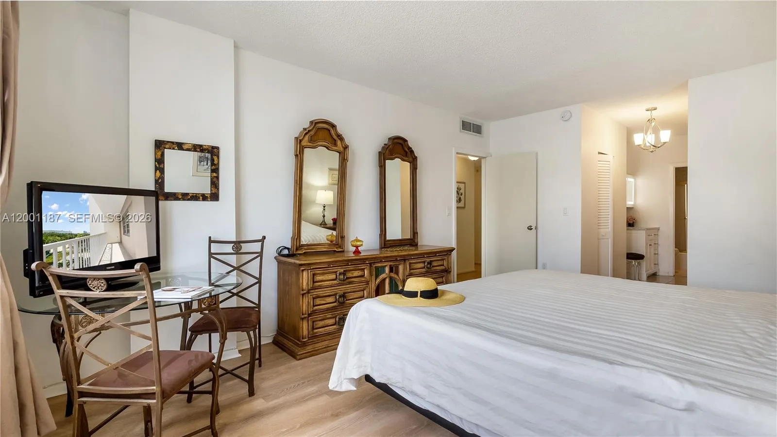 Ensuite Bedroom w/ 2 Huge Walk-in Closets