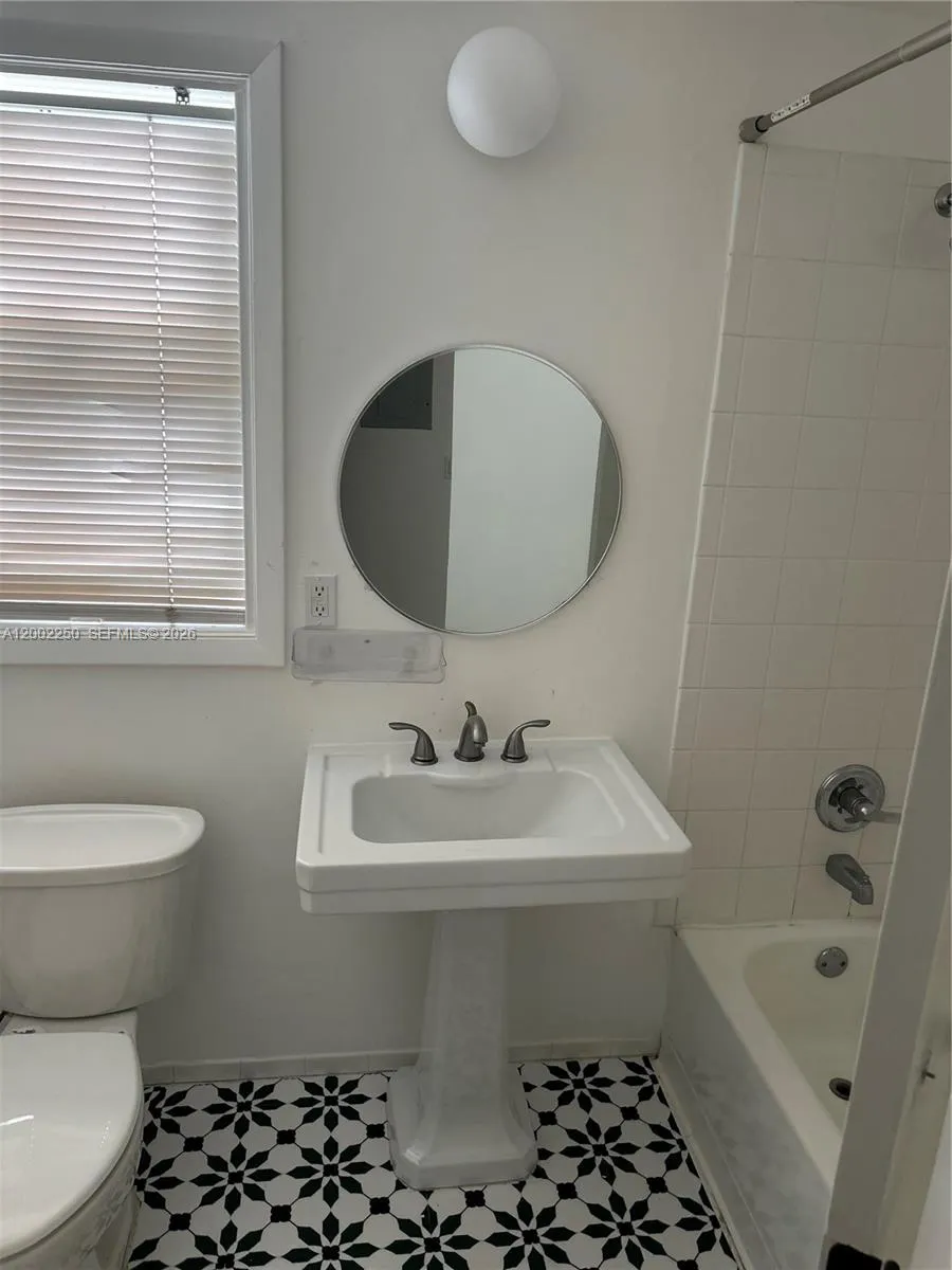 300 Sunset Dr 5, Fort Lauderdale, Florida 33301, Fort Lauderdale, Florida 33301, 2 Bedrooms Bedrooms, ,1 BathroomBathrooms,Residential Lease,For Rent,300 Sunset Dr 5, Fort Lauderdale, Florida 33301,A12002250