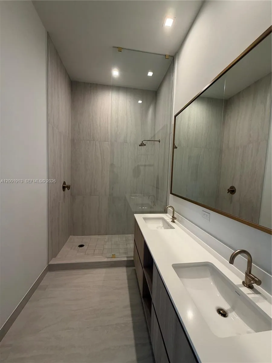 77 Se 5th Street 1007, Miami, Florida 33131, Miami, Florida 33131, 1 Bedroom Bedrooms, ,1 BathroomBathrooms,Residential Lease,For Rent,77 Se 5th Street 1007, Miami, Florida 33131,A12001913