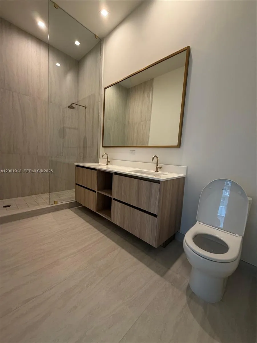77 Se 5th Street 1007, Miami, Florida 33131, Miami, Florida 33131, 1 Bedroom Bedrooms, ,1 BathroomBathrooms,Residential Lease,For Rent,77 Se 5th Street 1007, Miami, Florida 33131,A12001913