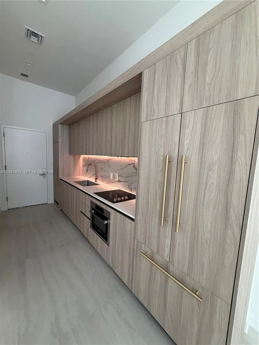 77 Se 5th Street 1007, Miami, Florida 33131, Miami, Florida 33131, 1 Bedroom Bedrooms, ,1 BathroomBathrooms,Residential Lease,For Rent,77 Se 5th Street 1007, Miami, Florida 33131,A12001913