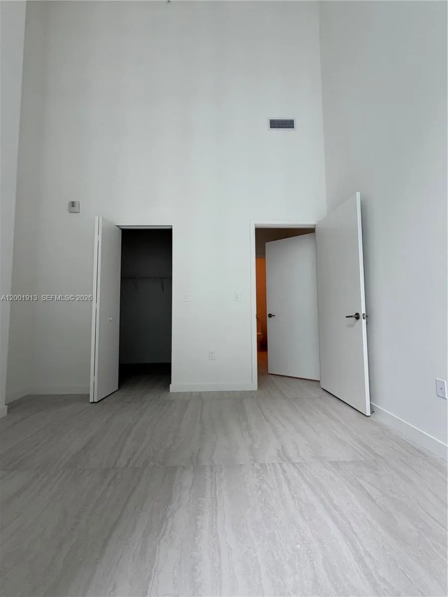 77 Se 5th Street 1007, Miami, Florida 33131, Miami, Florida 33131, 1 Bedroom Bedrooms, ,1 BathroomBathrooms,Residential Lease,For Rent,77 Se 5th Street 1007, Miami, Florida 33131,A12001913