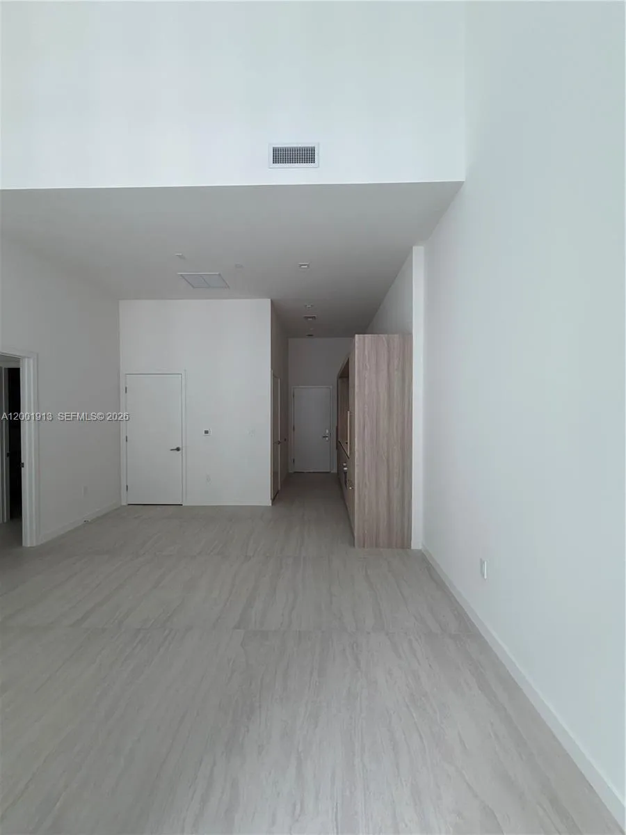 77 Se 5th Street 1007, Miami, Florida 33131, Miami, Florida 33131, 1 Bedroom Bedrooms, ,1 BathroomBathrooms,Residential Lease,For Rent,77 Se 5th Street 1007, Miami, Florida 33131,A12001913