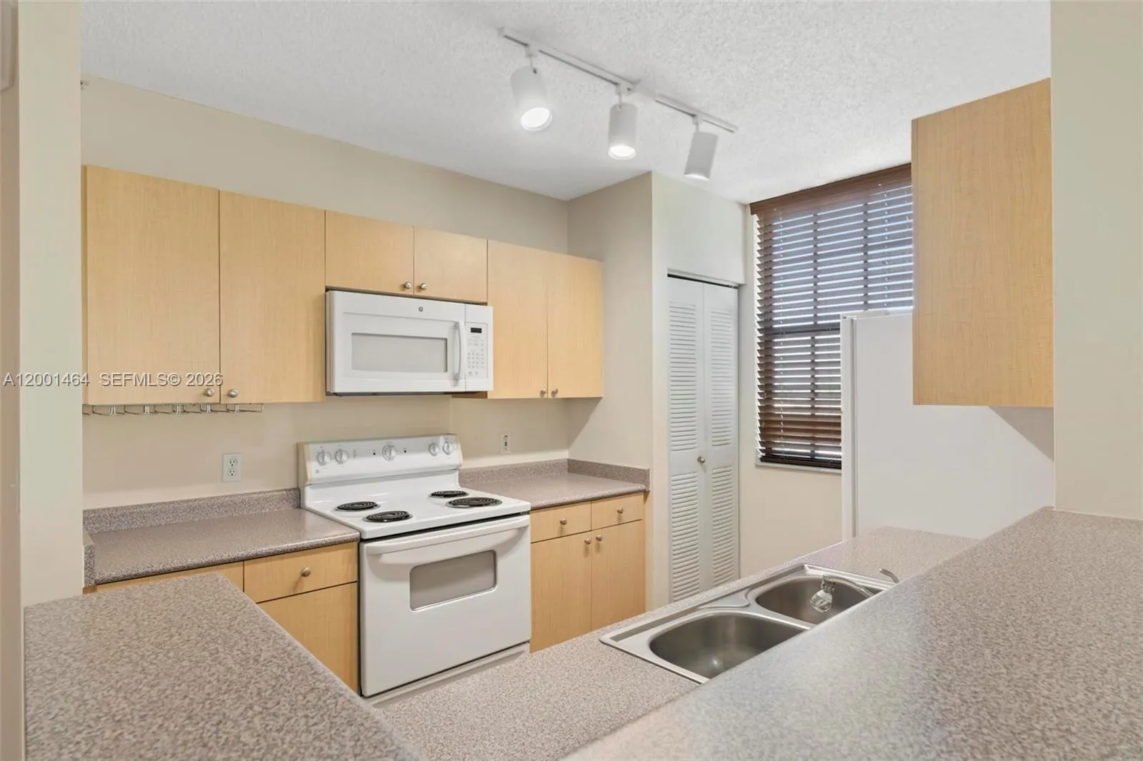 1919 Van Buren St 417a, Hollywood, Florida 33020, Hollywood, Florida 33020, 2 Bedrooms Bedrooms, ,2 BathroomsBathrooms,Residential Lease,For Rent,1919 Van Buren St 417a, Hollywood, Florida 33020,A12001464