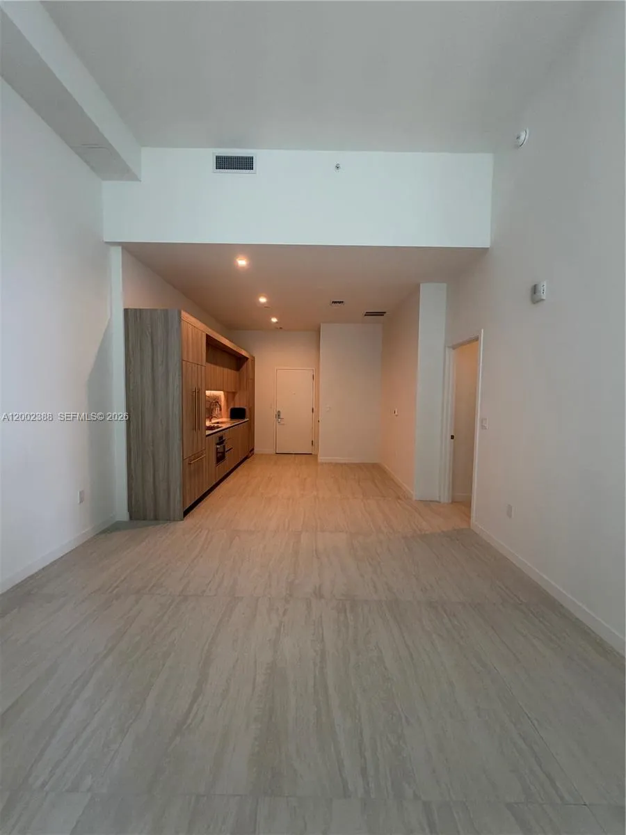 77 Se 5th Street 1208, Miami, Florida 33131, Miami, Florida 33131, 1 Bedroom Bedrooms, ,1 BathroomBathrooms,Residential Lease,For Rent,77 Se 5th Street 1208, Miami, Florida 33131,A12002388