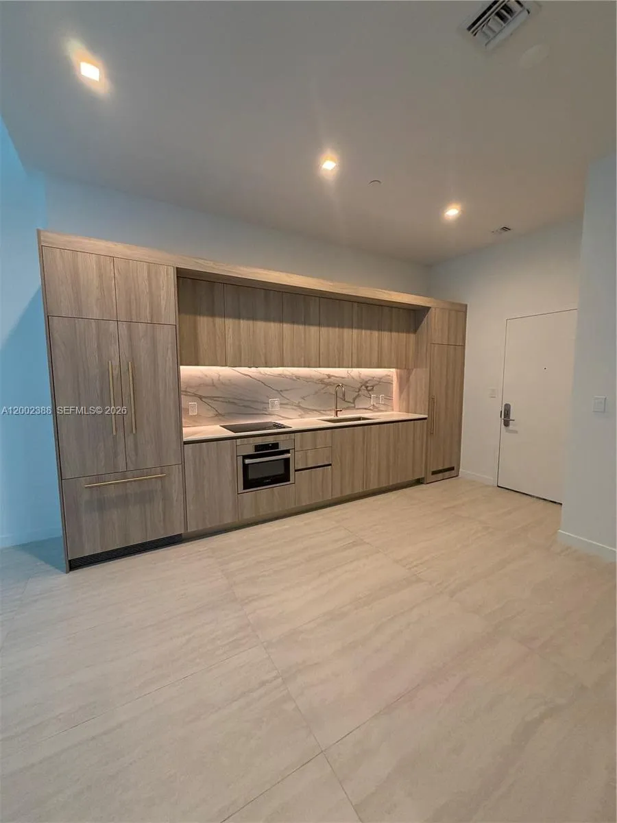 77 Se 5th Street 1208, Miami, Florida 33131, Miami, Florida 33131, 1 Bedroom Bedrooms, ,1 BathroomBathrooms,Residential Lease,For Rent,77 Se 5th Street 1208, Miami, Florida 33131,A12002388