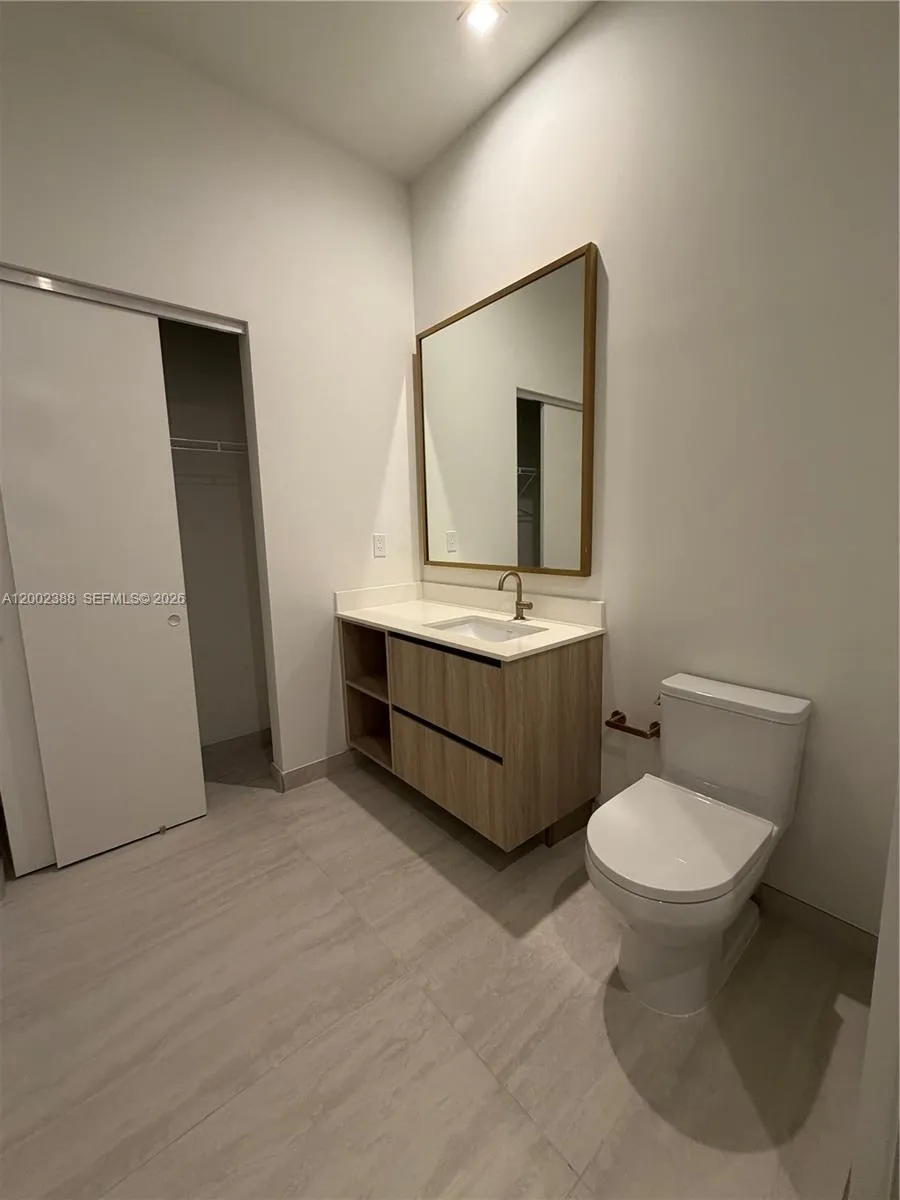 77 Se 5th Street 1208, Miami, Florida 33131, Miami, Florida 33131, 1 Bedroom Bedrooms, ,1 BathroomBathrooms,Residential Lease,For Rent,77 Se 5th Street 1208, Miami, Florida 33131,A12002388