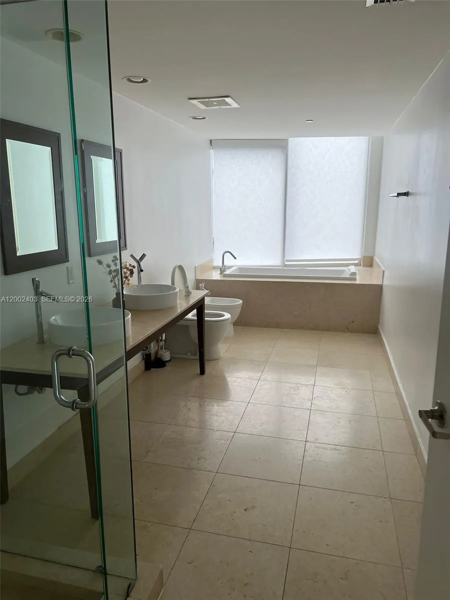 475 Brickell Ave 5508, Miami, Florida 33131, Miami, Florida 33131, 1 Bedroom Bedrooms, ,1 BathroomBathrooms,Residential,For Sale,475 Brickell Ave 5508, Miami, Florida 33131,A12002403