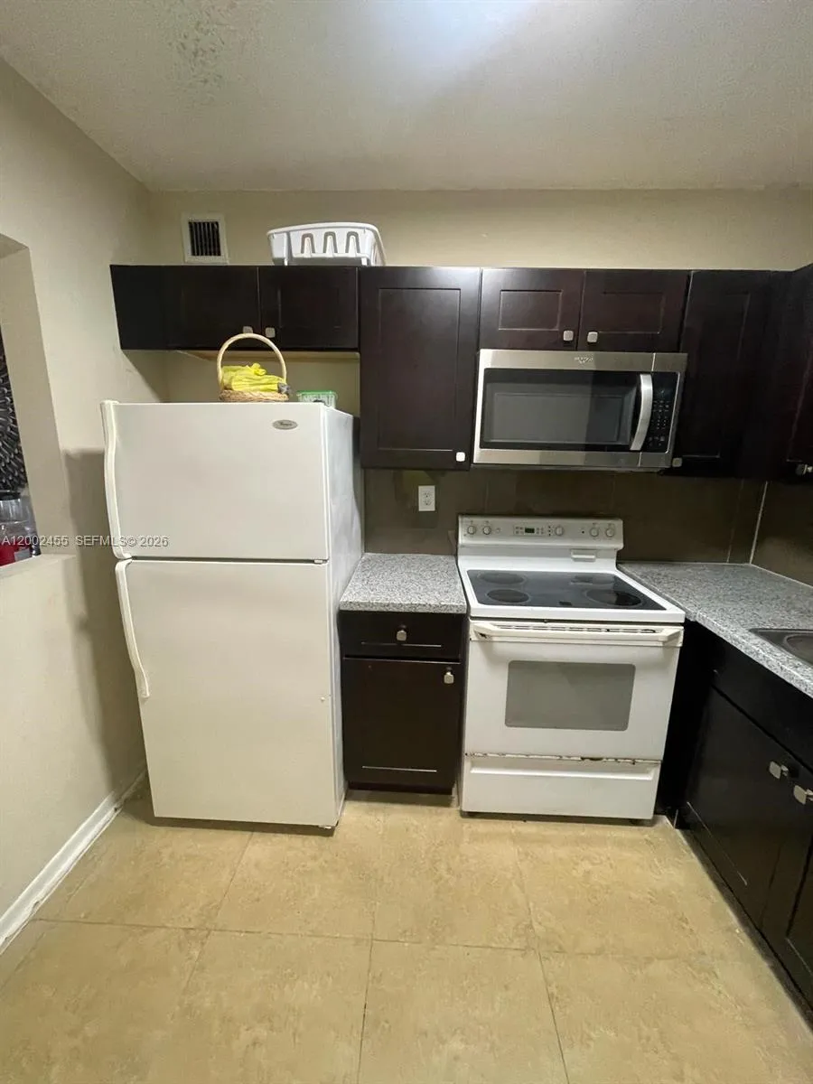 525 W 69th St 209, Hialeah, Florida 33014, Hialeah, Florida 33014, 2 Bedrooms Bedrooms, ,2 BathroomsBathrooms,Residential Lease,For Rent,525 W 69th St 209, Hialeah, Florida 33014,A12002455