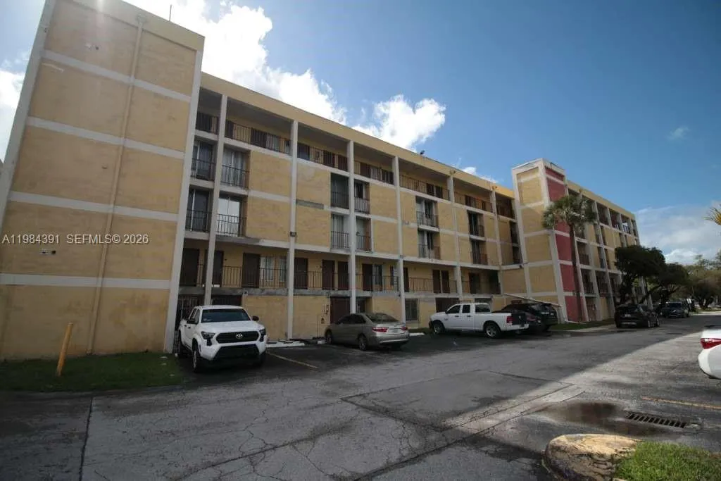9220 Fontainebleau Blvd 202, Miami, Florida 33172, Miami, Florida 33172, 2 Bedrooms Bedrooms, ,2 BathroomsBathrooms,Residential Lease,For Rent,9220 Fontainebleau Blvd 202, Miami, Florida 33172,A11984391