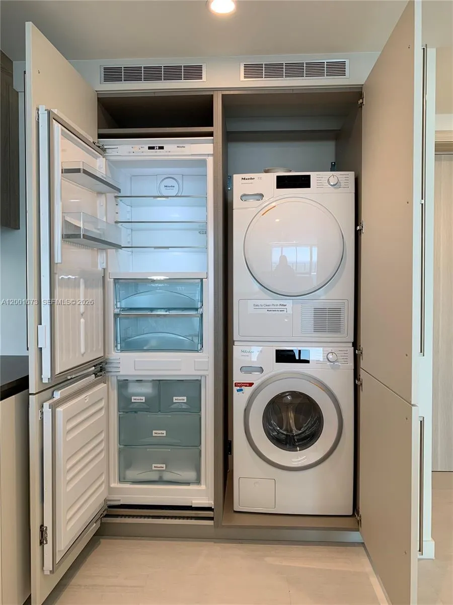 1000 Brickell Plz 3904, Miami, Florida 33131, Miami, Florida 33131, 1 Bedroom Bedrooms, ,1 BathroomBathrooms,Residential,For Sale,1000 Brickell Plz 3904, Miami, Florida 33131,A12001673