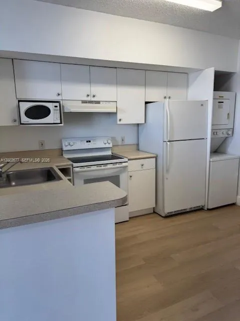 Miami, Florida 33126, 1 Bedroom Bedrooms, ,1 BathroomBathrooms,Residential Lease,For Rent,A12002677