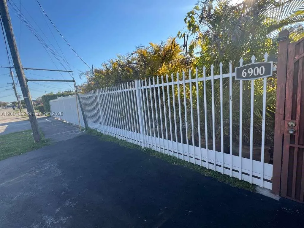 6900 Sw 22nd St, Miami, Florida 33155, Miami, Florida 33155, 3 Bedrooms Bedrooms, ,2 BathroomsBathrooms,Residential,For Sale,6900 Sw 22nd St, Miami, Florida 33155,A12001892