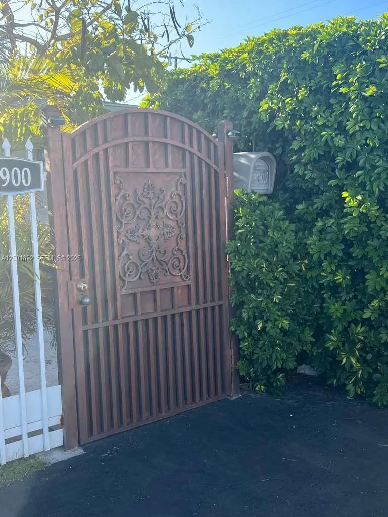 6900 Sw 22nd St, Miami, Florida 33155, Miami, Florida 33155, 3 Bedrooms Bedrooms, ,2 BathroomsBathrooms,Residential,For Sale,6900 Sw 22nd St, Miami, Florida 33155,A12001892